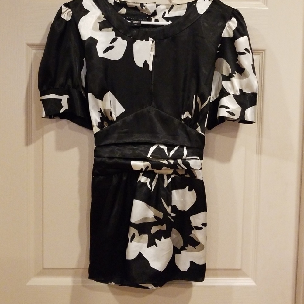 Apostrophe keyhole blouse